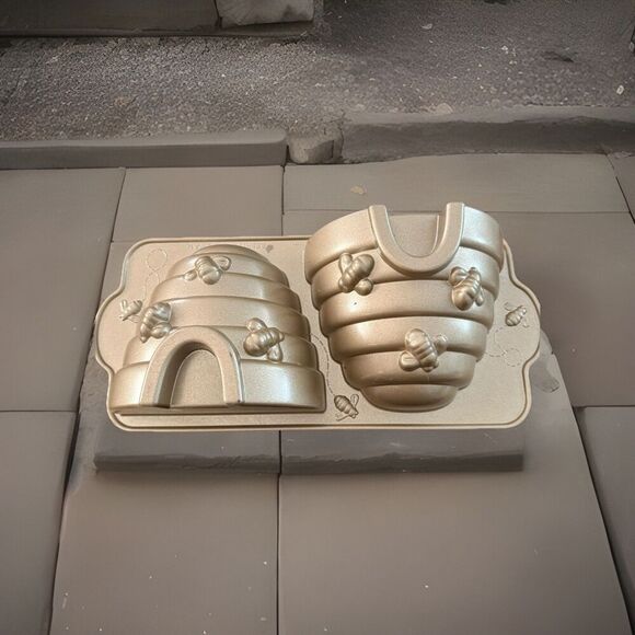 Nordic Ware 3D Beehive Cake Pan Non-Stick Cast Aluminum. Williams Sonoma. NOS - Picture 3 of 6